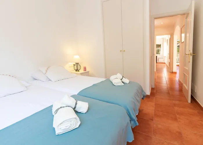 Con Piscina Privada En بيت للعطل